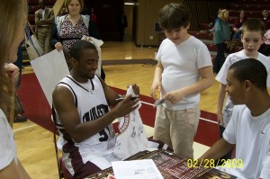 Marcus Hammond signing autographes for the future Cougar Hopefuls!